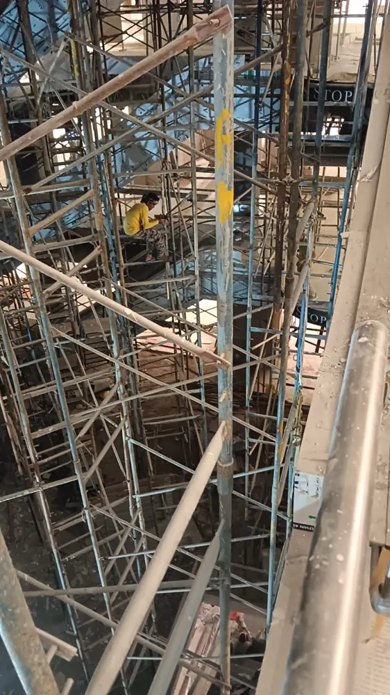 Dense modular scaffold structure illustrating multiple scaffold bays