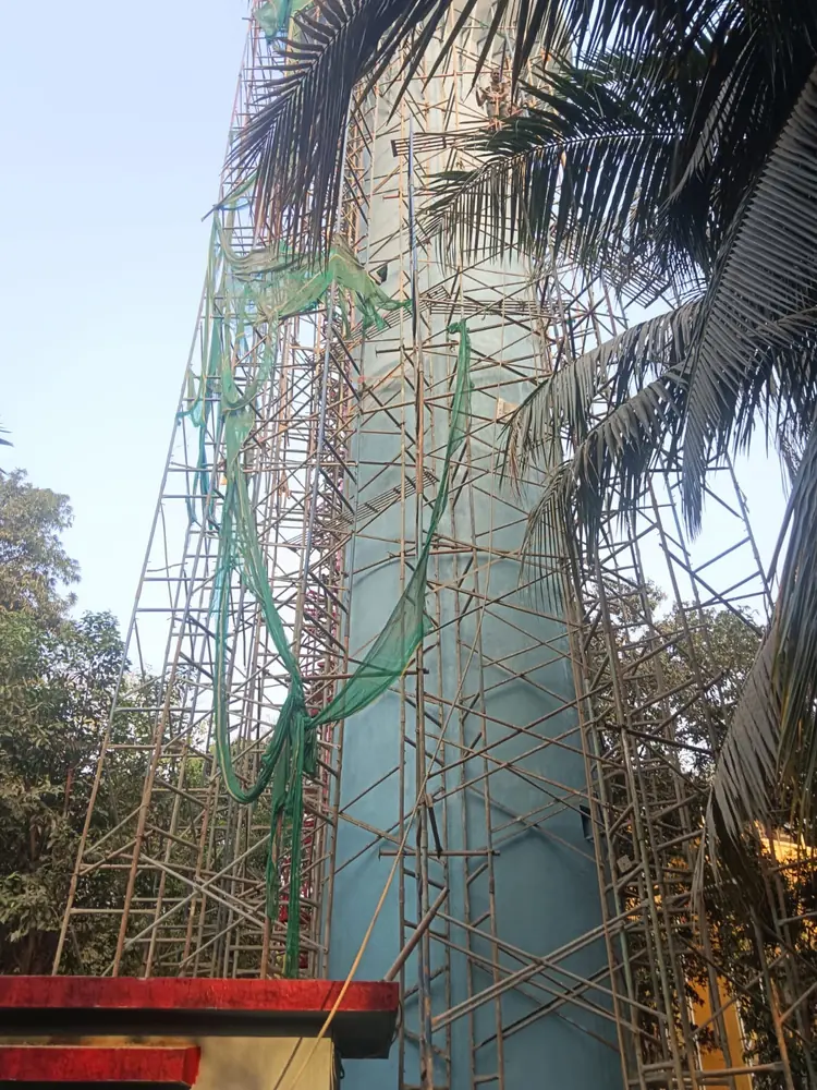 Exterior scaffold with planned working levels and protective netting