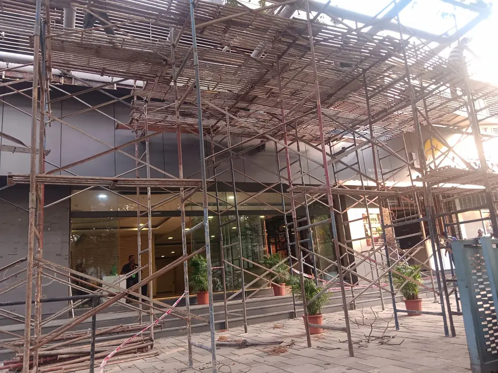 H-frame scaffold bays installed around a commercial building in Mumbai